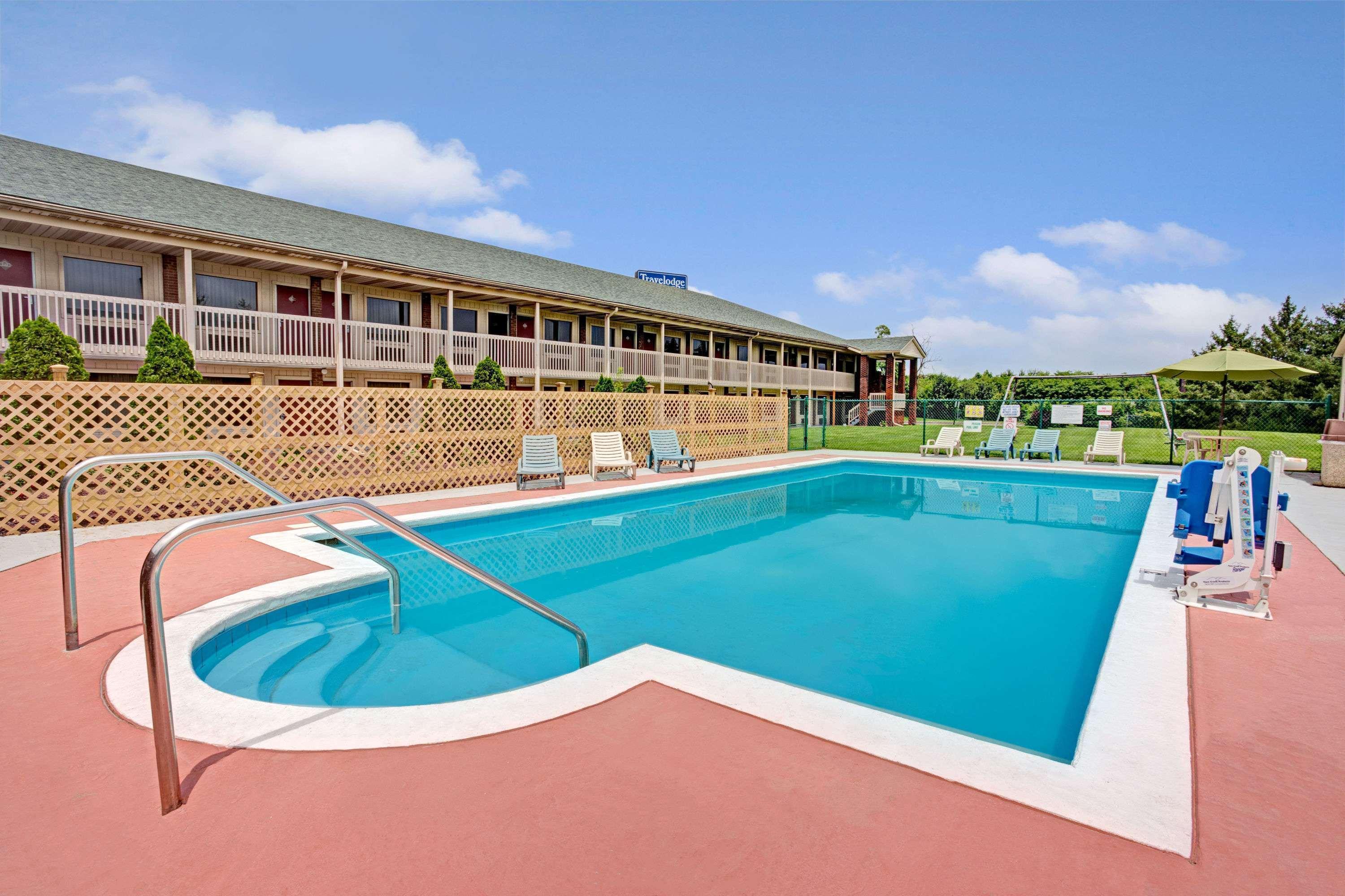 Travelodge By Wyndham Sellersburg Exterior photo